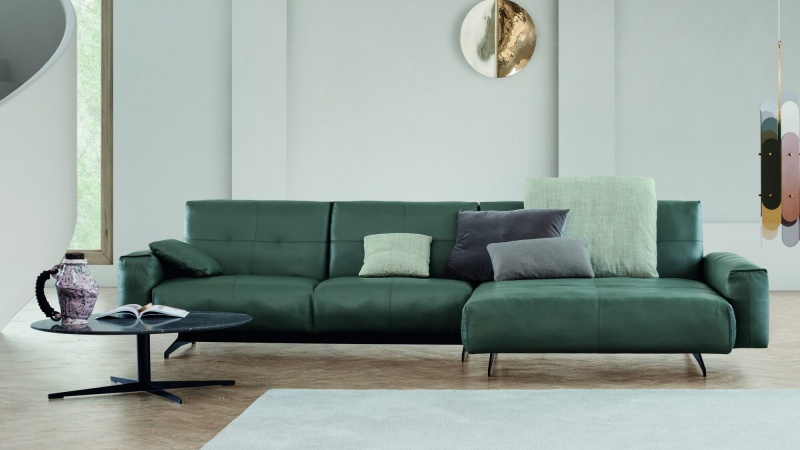 Зеленый кожаный диван в интерьере гостиной