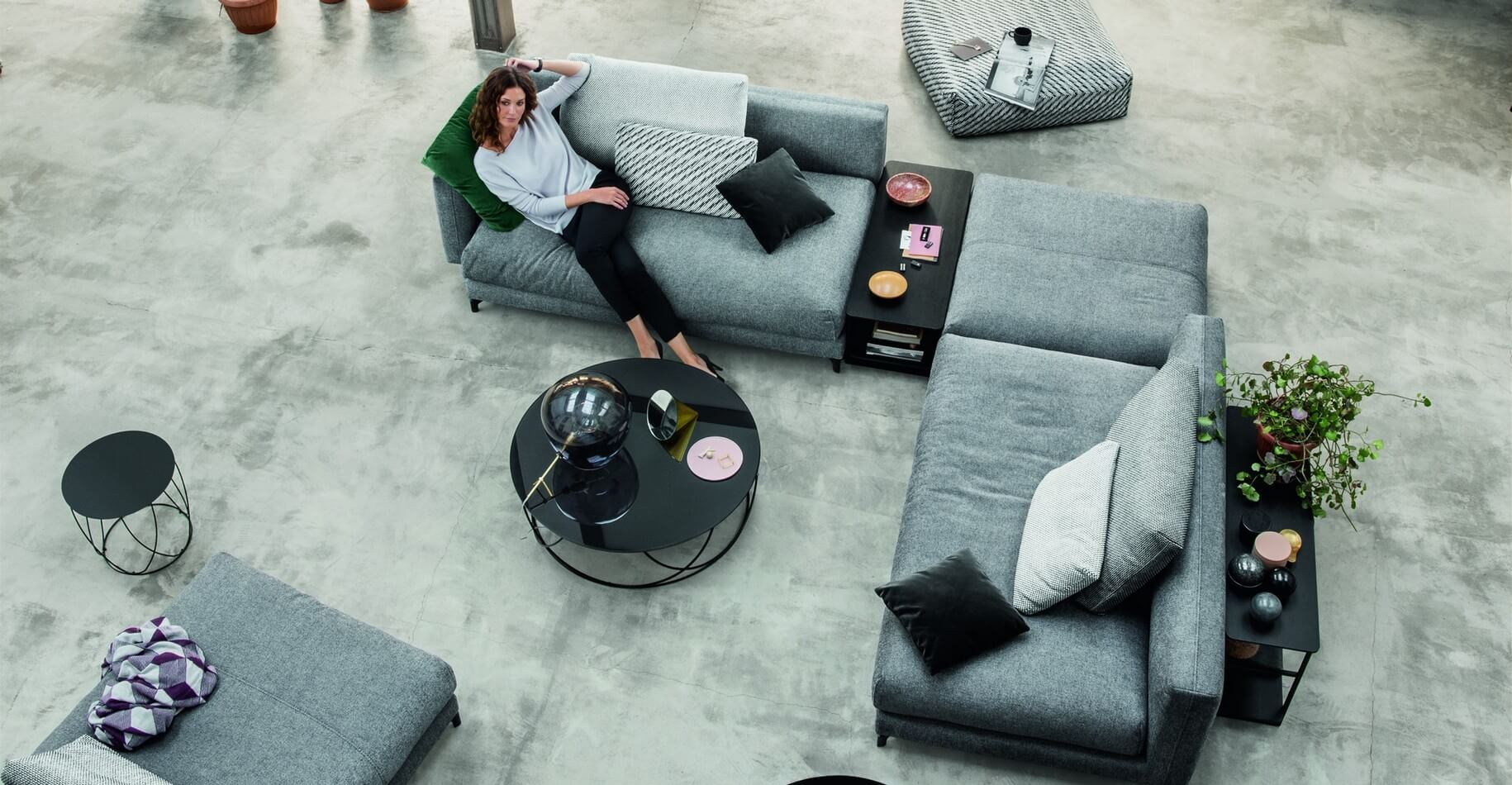 Угловой серый диван с круглым столиком вид сверху